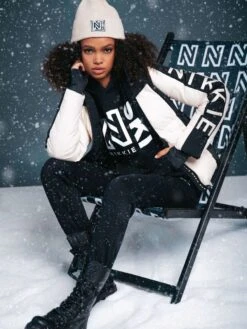 NIKKIE LOGO SKI-JAS Cream -Ski Uitrusting Verkoop n4320 2205 2001 2 1280x1280 2x