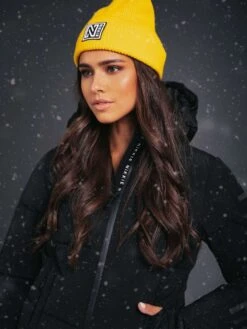 NIKKIE BADGE BEANIE Warm Yellow -Ski Uitrusting Verkoop n9319 2205 3024 2 1280x1280 2x