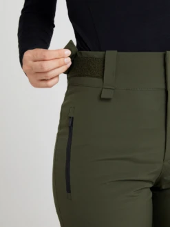 PEAK PERFORMANCE SHRED INSULATED 2L PANTS WOMEN Forest Night 17 PEAK PERFORMANCE SHRED INSULATED 2L PANTS WOMEN Forest Night -Ski Uitrusting Verkoop schermafbeelding 2022 11 01 om 15.01.02